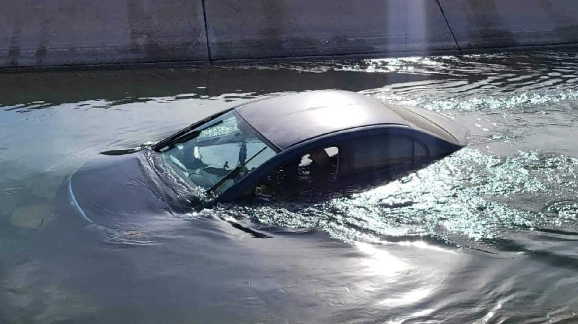 carro hundido en el canal